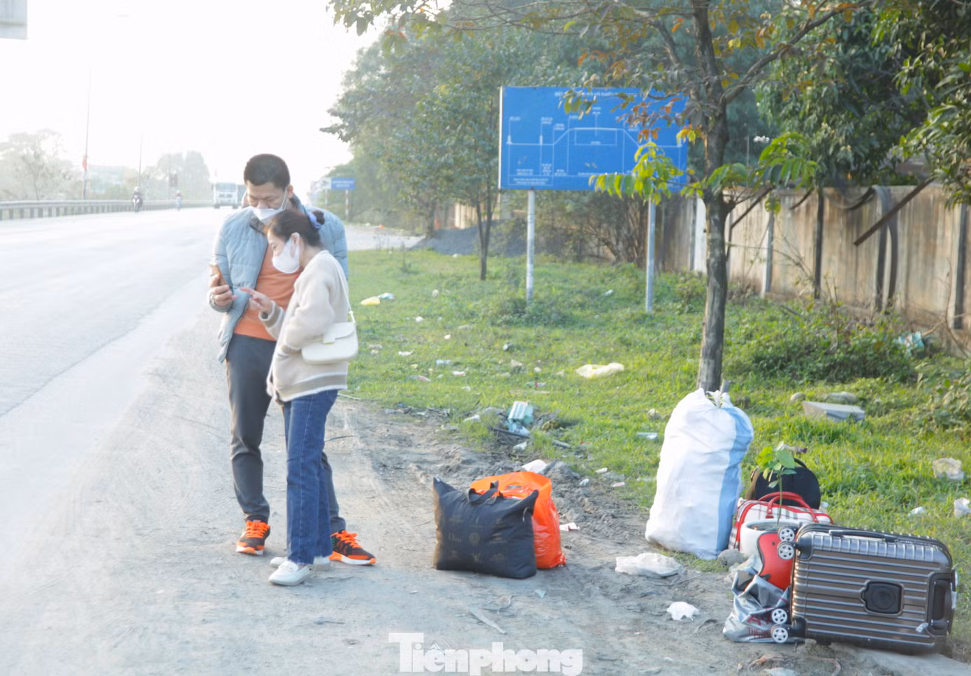 Nắm bắt nhu cầu đi lại của người dân sau Tết, nhiều nhà xe ở tỉnh Nghệ An đi đến các tỉnh, thành đều tăng chuyến, tăng cường thêm xe để phục vụ hành khách. Đồng nghĩa với đó, giá vé xe cũng tăng cao hơn so với ngày thường. Các chuyến xe từ Nghệ An đi các tỉnh, thành phía Nam khoảng 900 nghìn/người. Tuy vậy, nhiều người dân cho biết, họ vẫn không thể mua được vé hoặc khó khăn trong việc đón xe để rời quê đi làm.