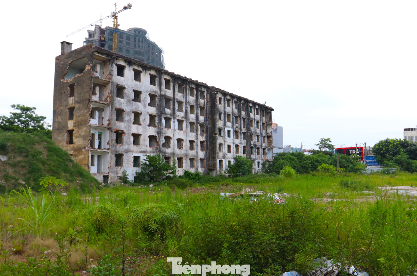 Tòa nhà C8 thuộc khu C chung cư Quang Trung được xây dựng trước 1980. Tòa chung cư 5 tầng với 48 hộ dân sinh sống. Đến nay tòa chung cư đã xuống cấp, không bảo đảm an toàn.