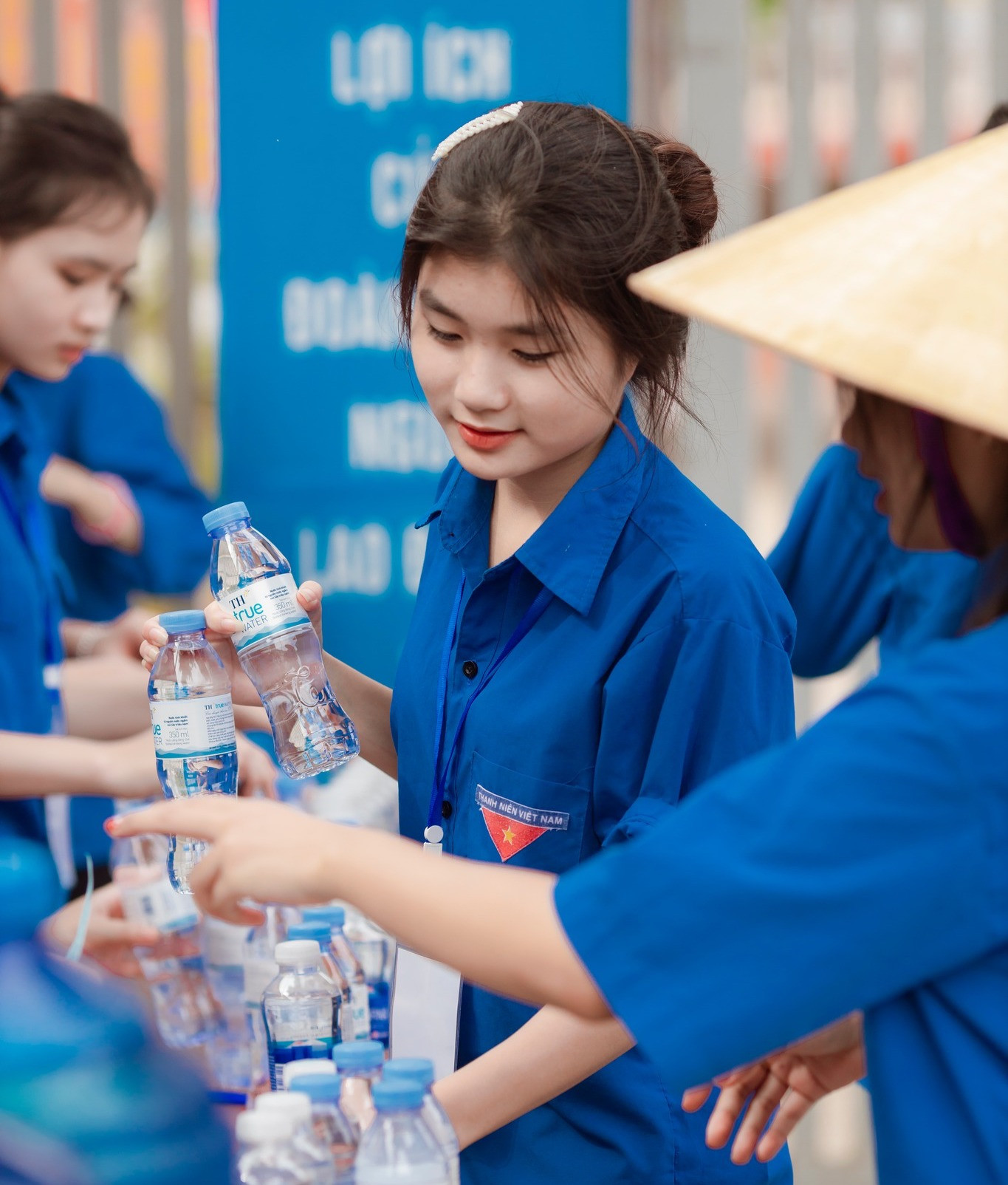Những ngày qua, thời tiết ở Nghệ An nắng nóng oi bức, tuy vậy, các nữ sinh tình nguyện vẫn luôn hết mình "đội nắng" đứng trước cổng trường để phát nước, tiếp sức cho các sĩ tử.