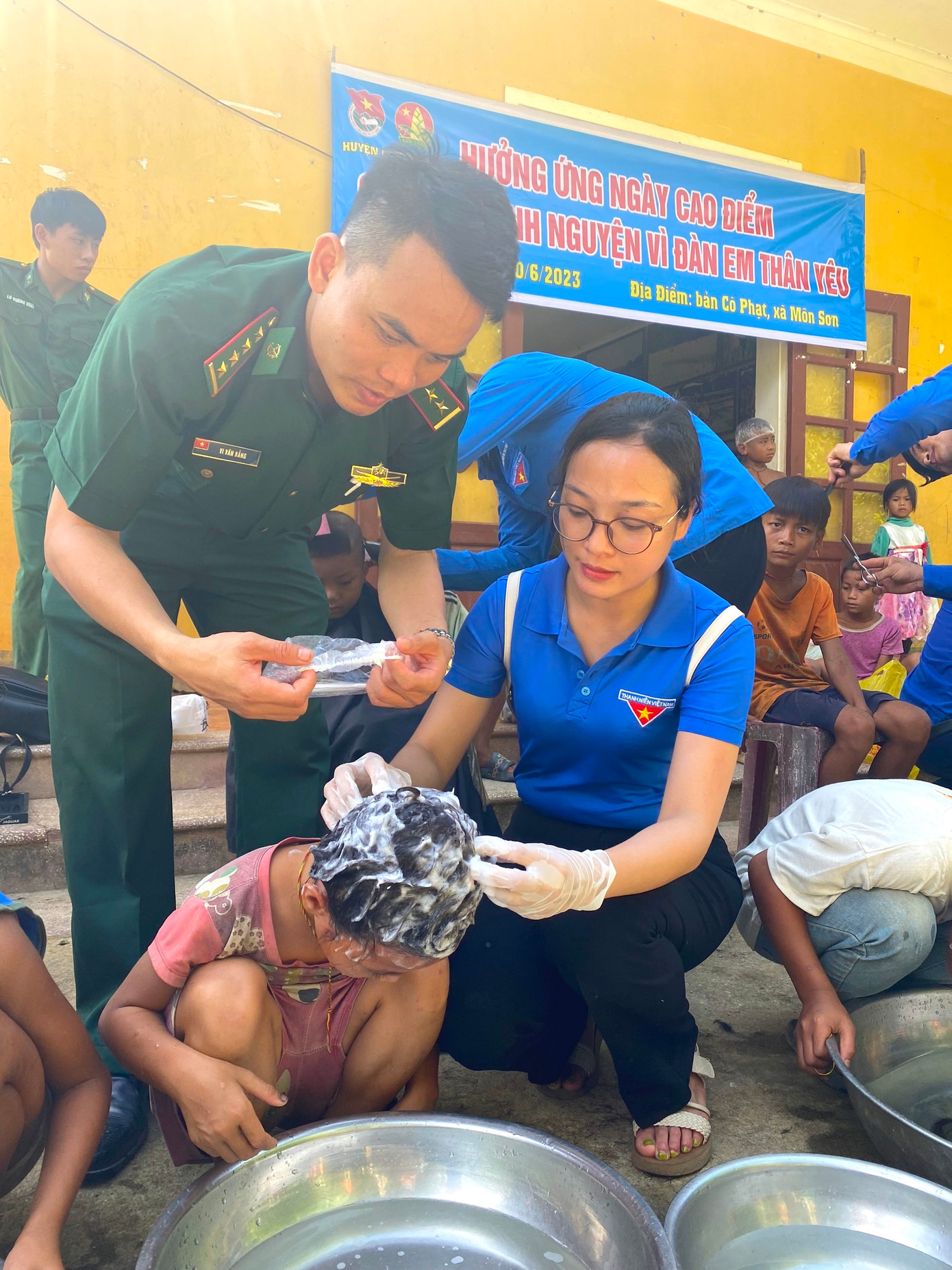 Trưởng bản Khe Búng Lê Văn Chín cho biết, người dân nơi đây có cuộc sống khó khăn, thiếu thốn vì địa hình cách trở. Tuy nhiên được sự động viên chia sẻ của các đoàn viên thanh niên trong huyện và các cơ quan chức năng, bà con dân bản cảm thấy vui hơn.
