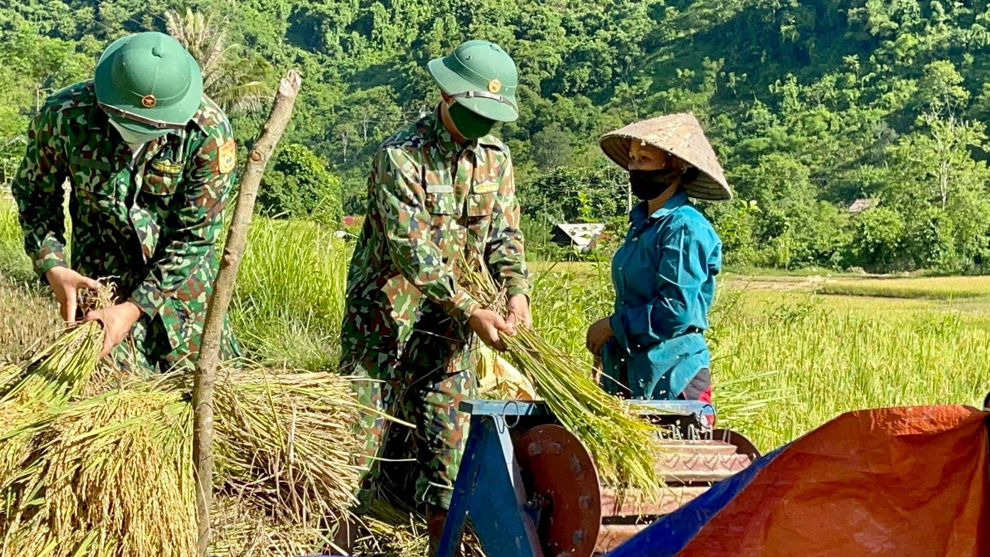 Tình quân dân thêm sắt son, bền chặt từ những việc nhỏ đời thường. Tình quân dân thêm sắt son, bền chặt từ những việc nhỏ đời thường.