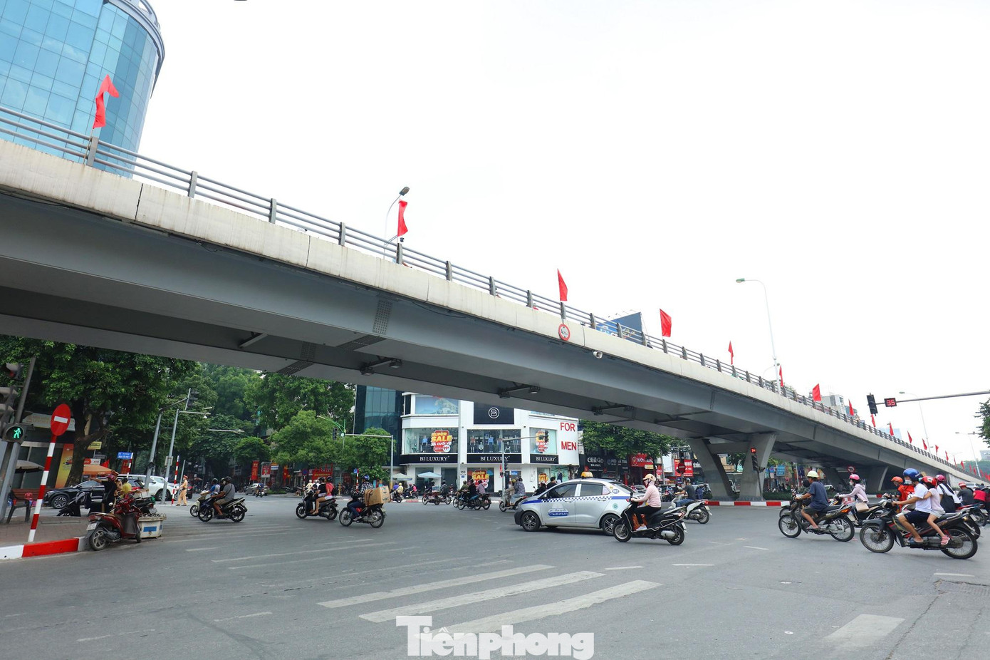 Ô Đống Mác là tên cửa ô thời xưa, hiện nay nằm ở cuối phố Lò Đúc, nơi tiếp giáp phố Trần Khát Chân và đường Kim Ngưu. Bản đồ Hà Nội năm 1831 gọi đây là cửa ô Thanh Lãng. Tới bản đồ năm 1866, cửa ô này được gọi là cửa ô Lãng Yên. Theo nhà Hà Nội học Nguyễn Vinh Phúc, Đống Mác còn có tên là Ông Mạc. Vì năm 1782, từ nội thành về bến Thanh Trì, Hải Thượng Lãn Ông đã đi qua cửa ô này và ghi trong Thượng kinh ký sự: "Ngày 10/9, từ sáng tinh mơ, tôi qua cửa ô Ông Mạc. Cửa chưa mở”. Ô Đống Mác là tên cửa ô thời xưa, hiện nay nằm ở cuối phố Lò Đúc, nơi tiếp giáp phố Trần Khát Chân và đường Kim Ngưu. Bản đồ Hà Nội năm 1831 gọi đây là cửa ô Thanh Lãng. Tới bản đồ năm 1866, cửa ô này được gọi là cửa ô Lãng Yên. Theo nhà Hà Nội học Nguyễn Vinh Phúc, Đống Mác còn có tên là Ông Mạc. Vì năm 1782, từ nội thành về bến Thanh Trì, Hải Thượng Lãn Ông đã đi qua cửa ô này và ghi trong Thượng kinh ký sự: "Ngày 10/9, từ sáng tinh mơ, tôi qua cửa ô Ông Mạc. Cửa chưa mở”.