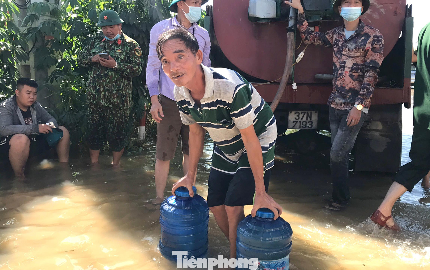 Những xe bồn liên tục chở nước sạch vào khu vực bị ngập lụt hỗ trợ người dân. Những xe bồn liên tục chở nước sạch vào khu vực bị ngập lụt hỗ trợ người dân.