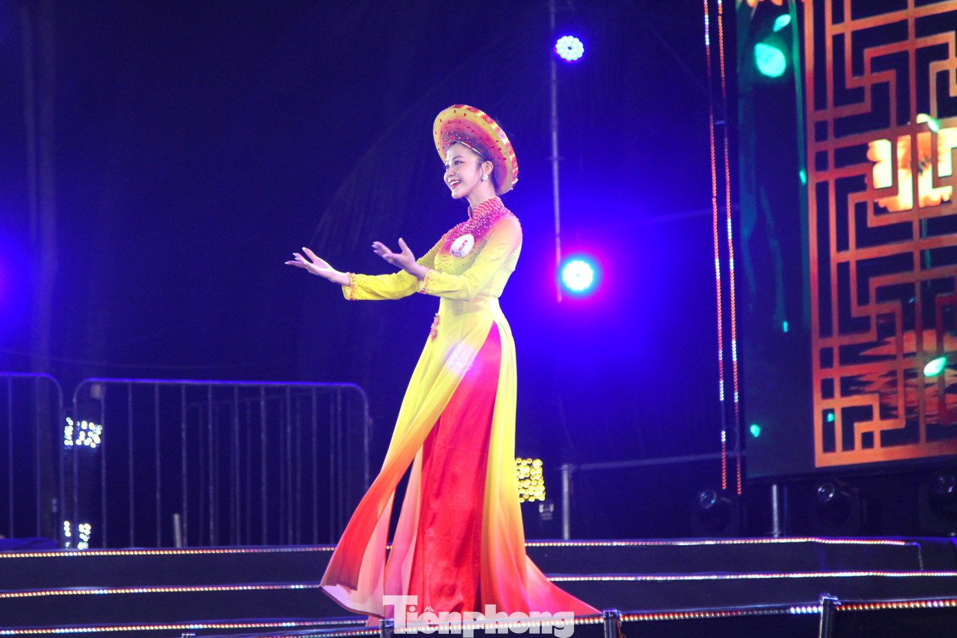 Các thí sinh trong top 29 thực hiện phần thi trình diễn áo dài.