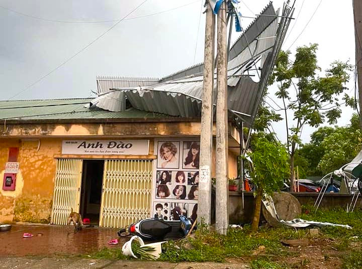Giông lốc kèm gió giật mạnh đã khiến hơn 10 căn nhà trên địa bàn thị trấn Tân Lạc bị gió thổi tốc mái. Nhiều tấm biển quảng cáo, mái tôn bị gió thổi bay.