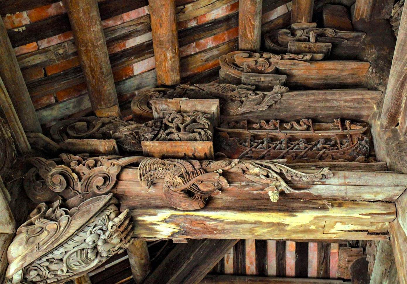 Các hoa văn được chạm khắc công phu, có độ tinh xảo cao như bát tiên, cưỡi hạc, đánh cờ, đua thuyền, tứ linh, tứ quý, đại bàng đối xứng từng gian, rồng ổ…