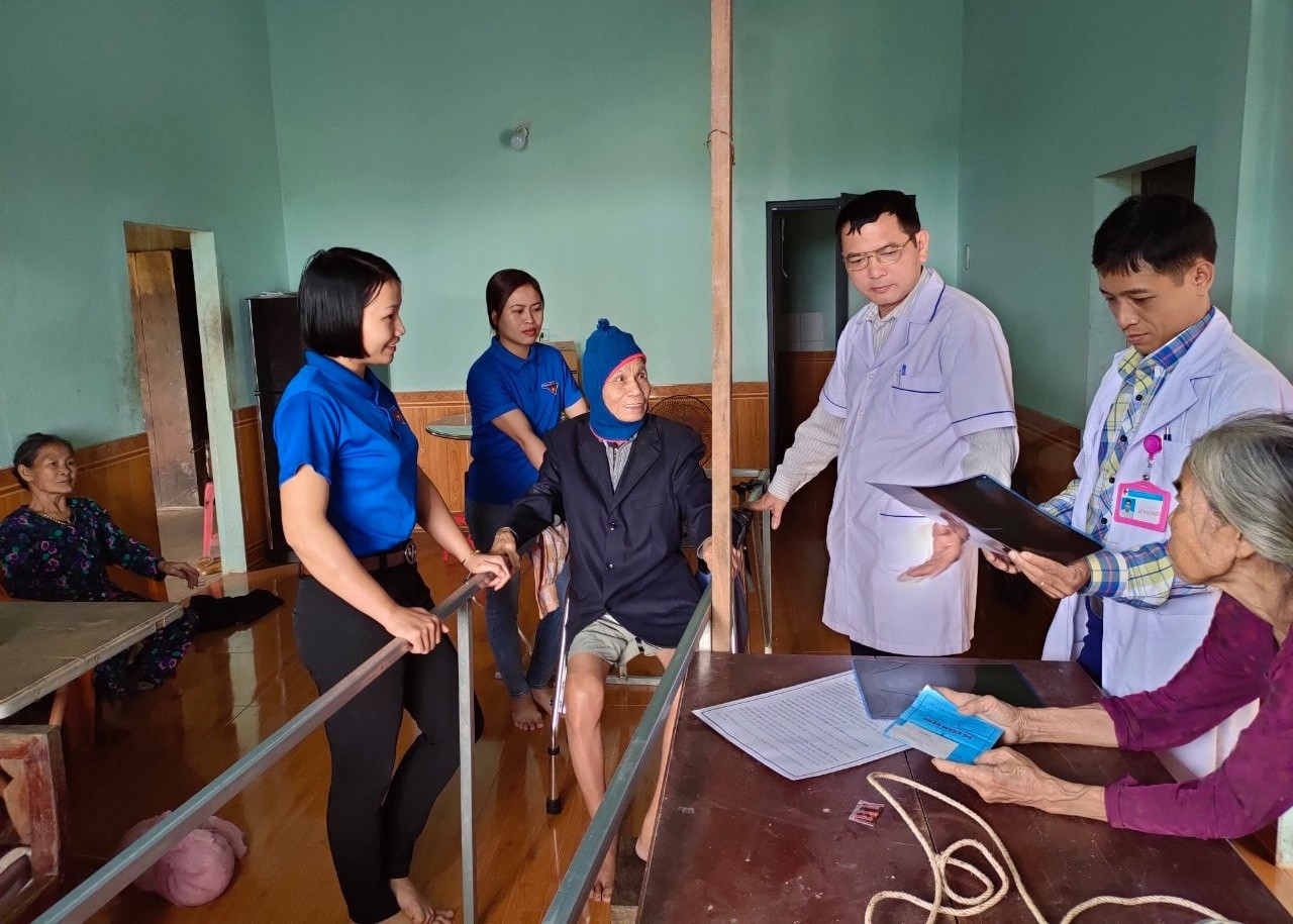 Với chiếc xe cá nhân, ông Lâm đã chở hàng chục chuyến xe miễn phí cho những bệnh nhân nghèo.