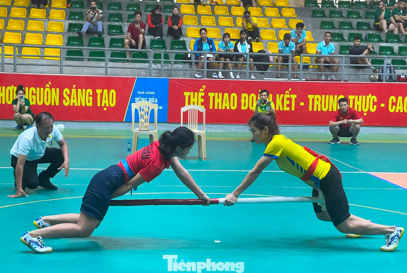 Trong sáng 12/4, tại Nhà luyện tập và thi đấu thể dục thể thao thị xã Cửa Lò đã diễn ra phần thi đấu của Giải vô địch đẩy gậy toàn quốc lần thứ XVII. Giải đấu này có 19 đoàn của các tỉnh, thành phố với gần 300 vận động viên tham gia tranh tài ở 26 hạng cân cá nhân nam, nữ. Kết thúc giải, tỉnh Thái Nguyên đứng thứ nhất. Tỉnh Nghệ An có 10 vận động viên tham gia ở 10 hạng cân và đã đạt 2 huy chương vàng, 1 huy chương bạc và 4 huy chương đồng. (Ảnh: Lan Anh).