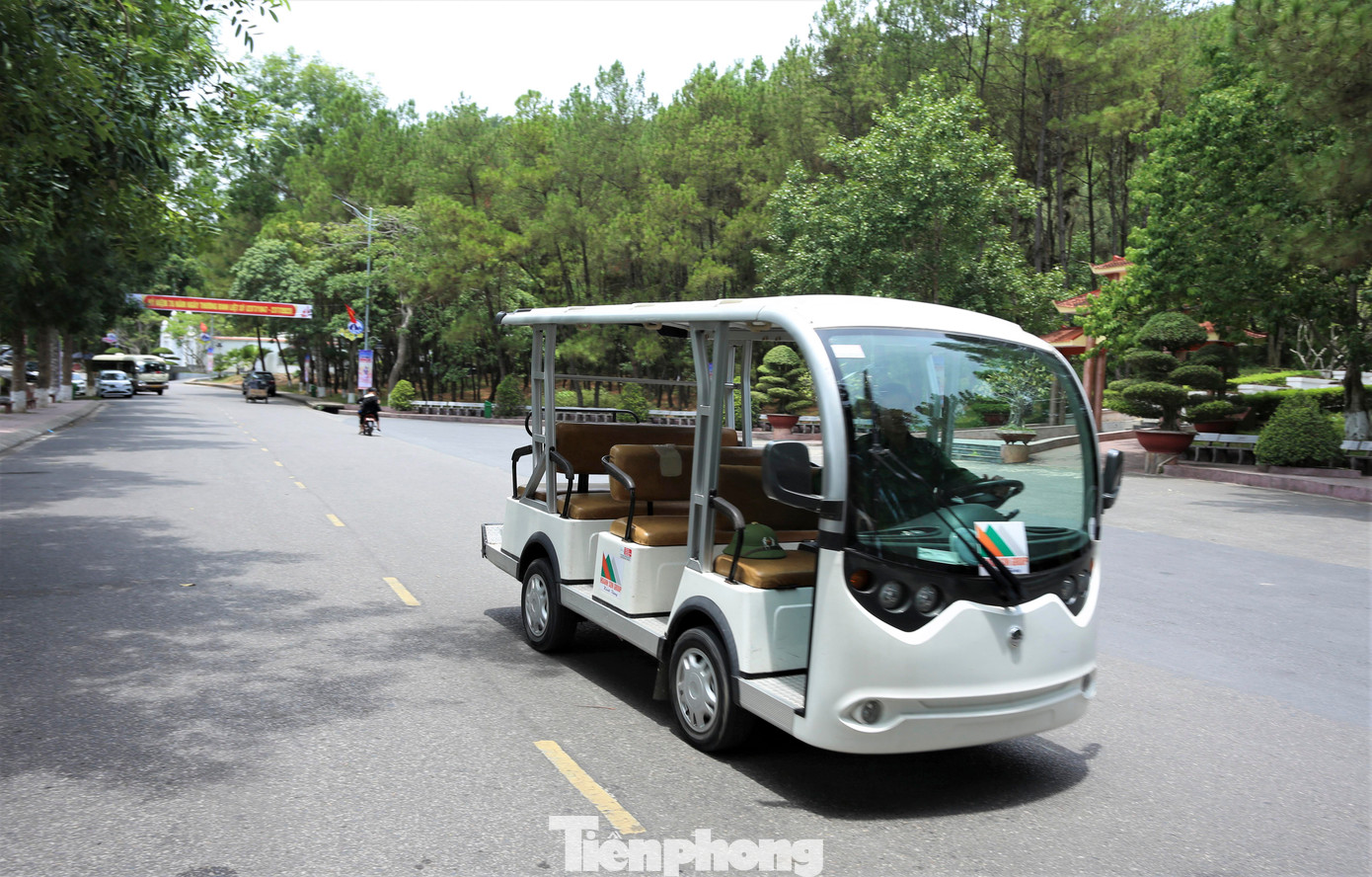 Khu di tích bố trí xe điện chở du khách tham quan, dâng hương tại các địa chỉ đỏ.