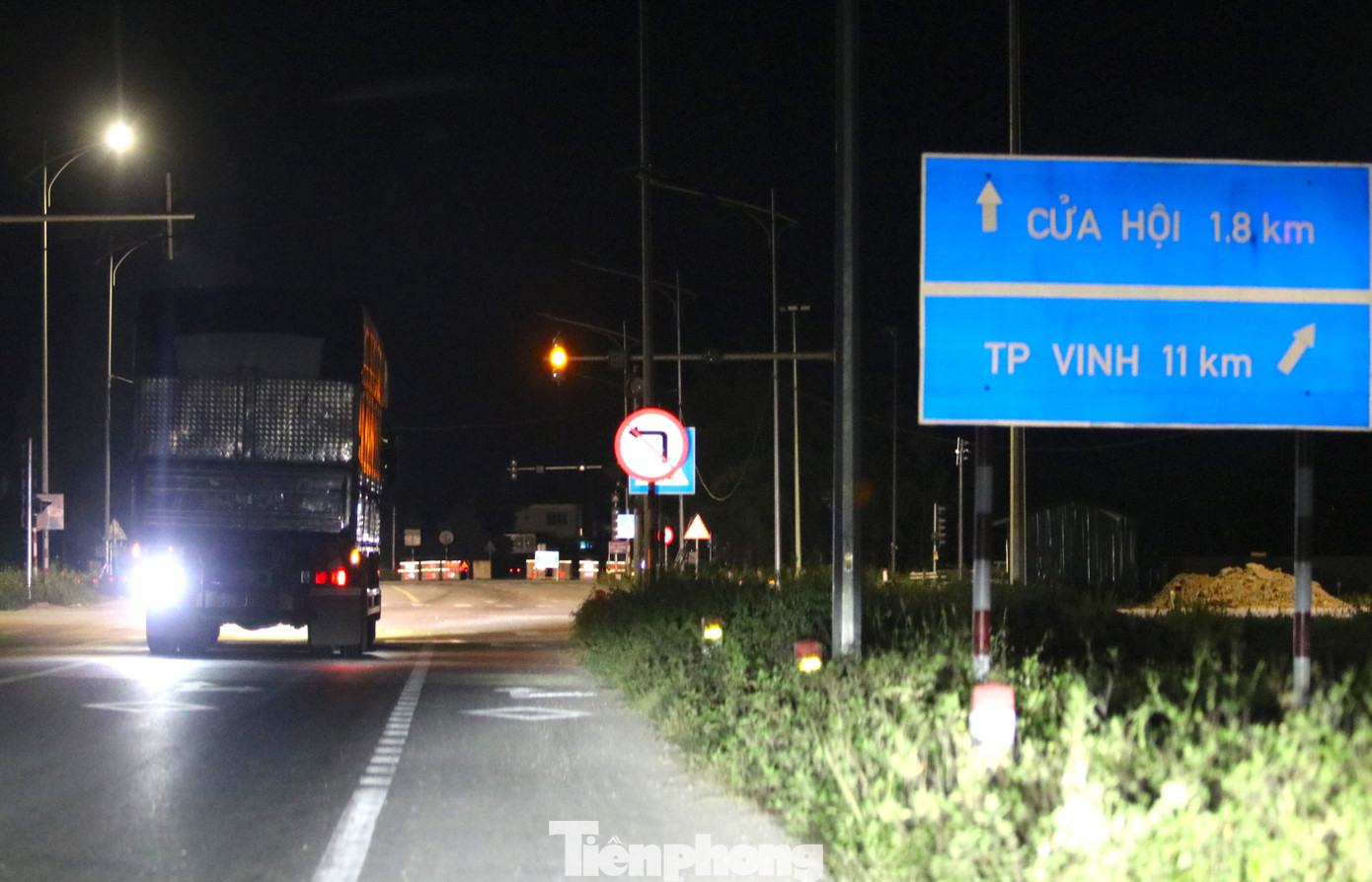 Ông Hoàng Phú Hiền - Giám đốc Sở GTVT Nghệ An cho biết, tuyến đường ven biển hiện chưa bàn giao đưa vào sử dụng nên xe tải chưa được phép lưu thông. "Bây giờ đơn vị thi công đã cấm đường ven biển để sơn sửa và hoàn thiện một số hạng mục rồi mới bàn giao đưa vào sử dụng", ông Hoàng Phú Hiền nói. Đường rảnh nên nhiều xe tải đã chọn đi qua đường này sang Nghệ An, tránh được trạm thu phí cầu Bến Thủy.