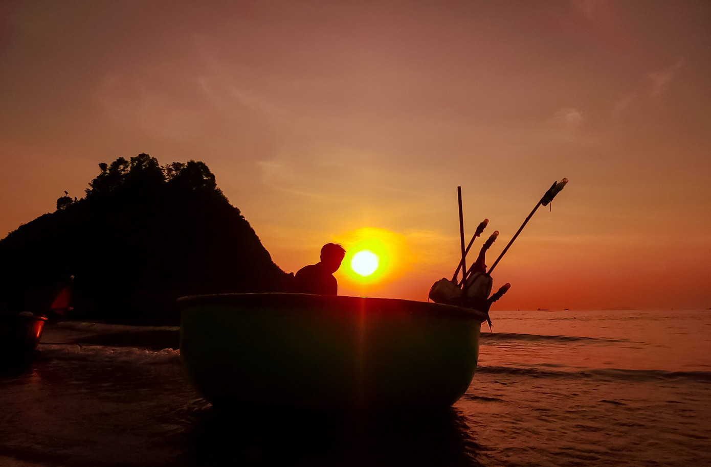 Vẻ đẹp mê hoặc của bãi biển Cửa Lò mỗi lúc bình minh lên.