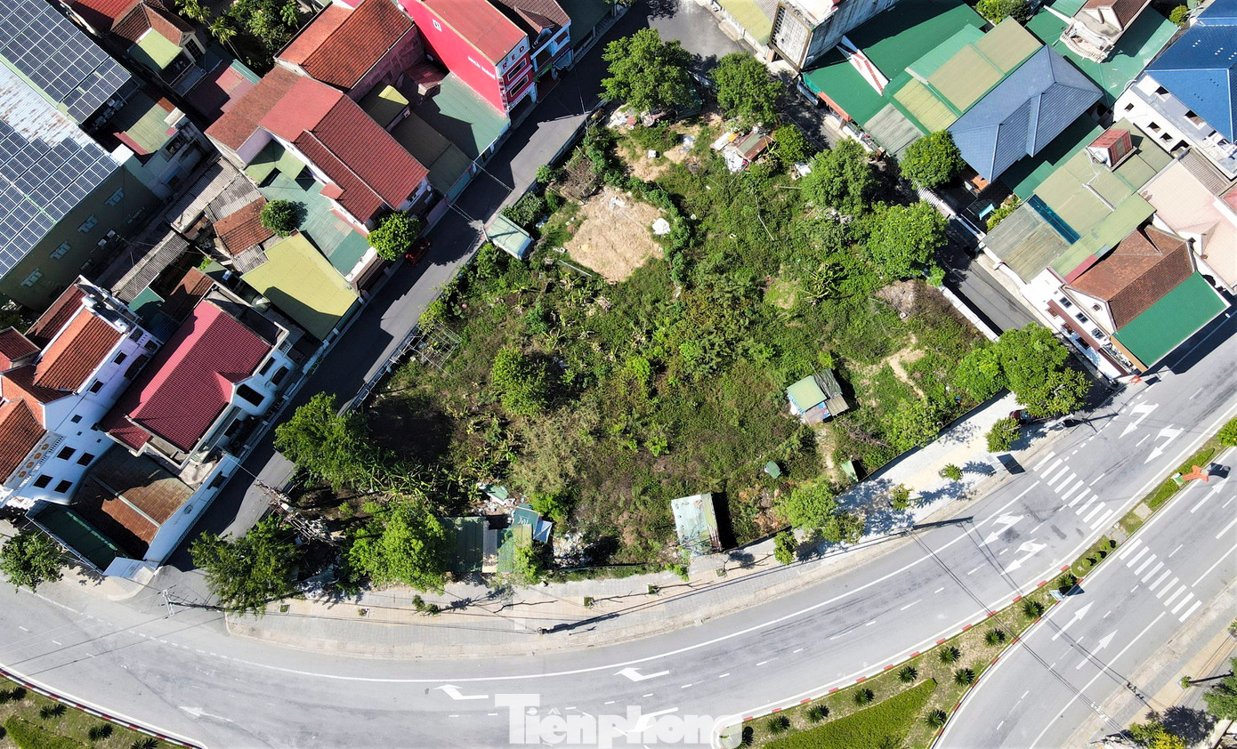 Đối diện khu chợ cũ thị xã Hồng Lĩnh còn có một khu đất khác cũng bỏ hoang, quây kín tôn, cỏ cây um tùm. Đối diện khu chợ cũ thị xã Hồng Lĩnh còn có một khu đất khác cũng bỏ hoang, quây kín tôn, cỏ cây um tùm.