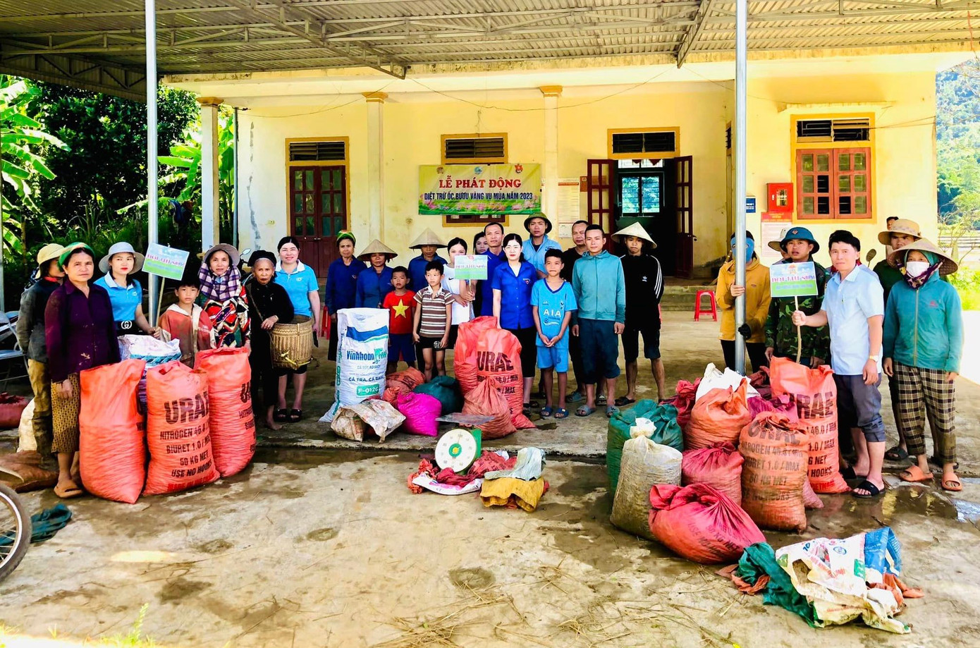 Chỉ trong vòng hơn 1 giờ đồng hồ, 3 tổ thi đã bắt được hơn 1 tấn ốc bươu vàng lớn nhỏ. Chỉ trong vòng hơn 1 giờ đồng hồ, 3 tổ thi đã bắt được hơn 1 tấn ốc bươu vàng lớn nhỏ.