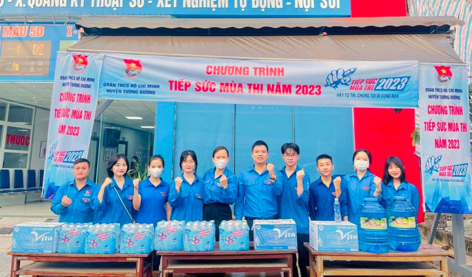 Ngày 5/6, gần 39.000 thí sinh trên địa bàn tỉnh Nghệ An bước vào kỳ thi tuyển sinh lớp 10 năm học 2023. Cùng với đoàn viên tình nguyện tỉnh Nghệ An, Huyện đoàn Tương Dương (Nghệ An) đã tổ chức 3 điểm tiếp sức mùa thi tại 3 điểm thi trên địa bàn huyện.