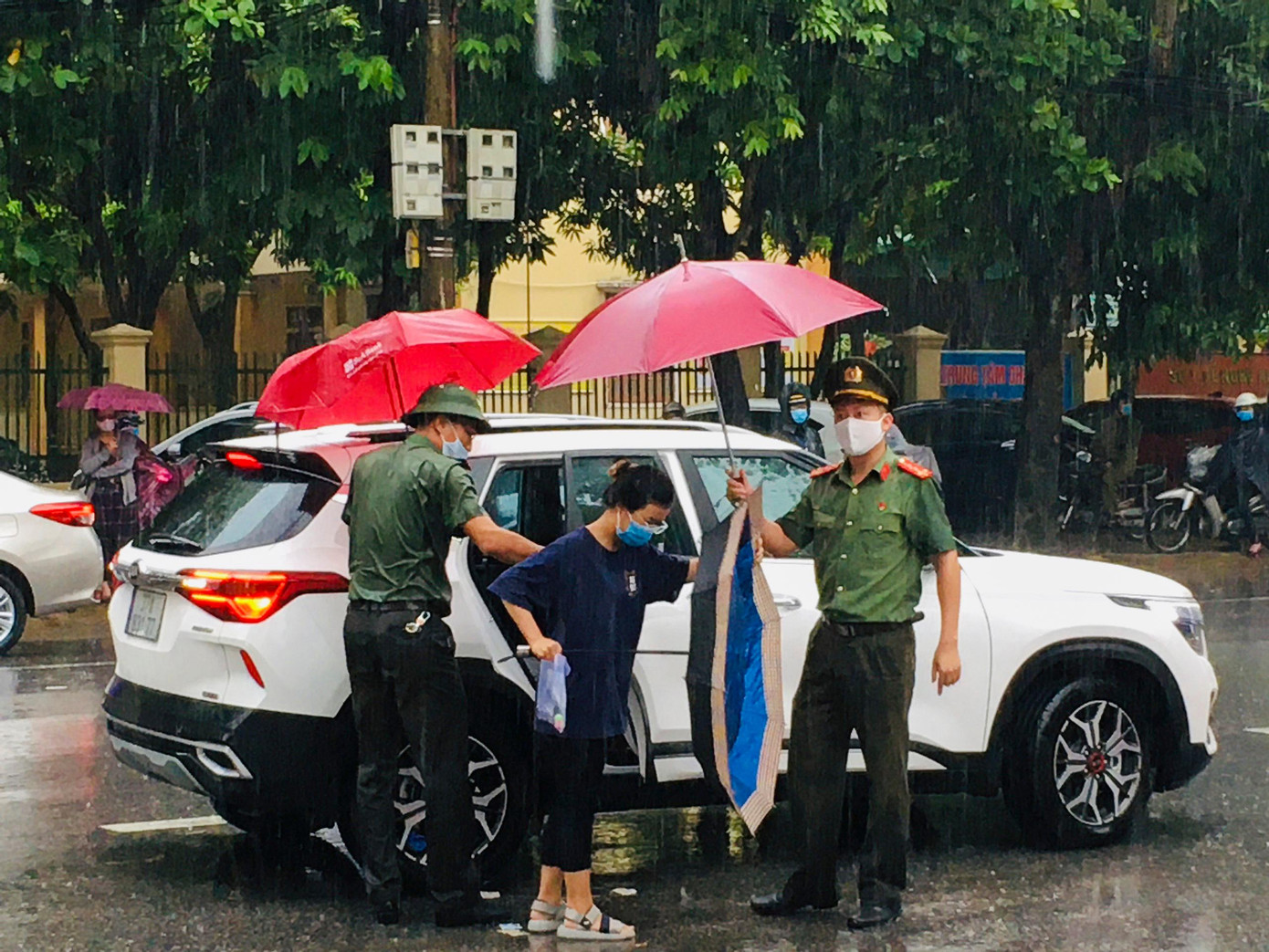 Từ sáng sớm, đoàn viên thanh niên Đoàn Công an tỉnh Nghệ An đã có mặt tại các điểm thi để tiếp sức, hỗ trợ sĩ tử tham gia kỳ thi tốt nghiệp THPT năm 2021.