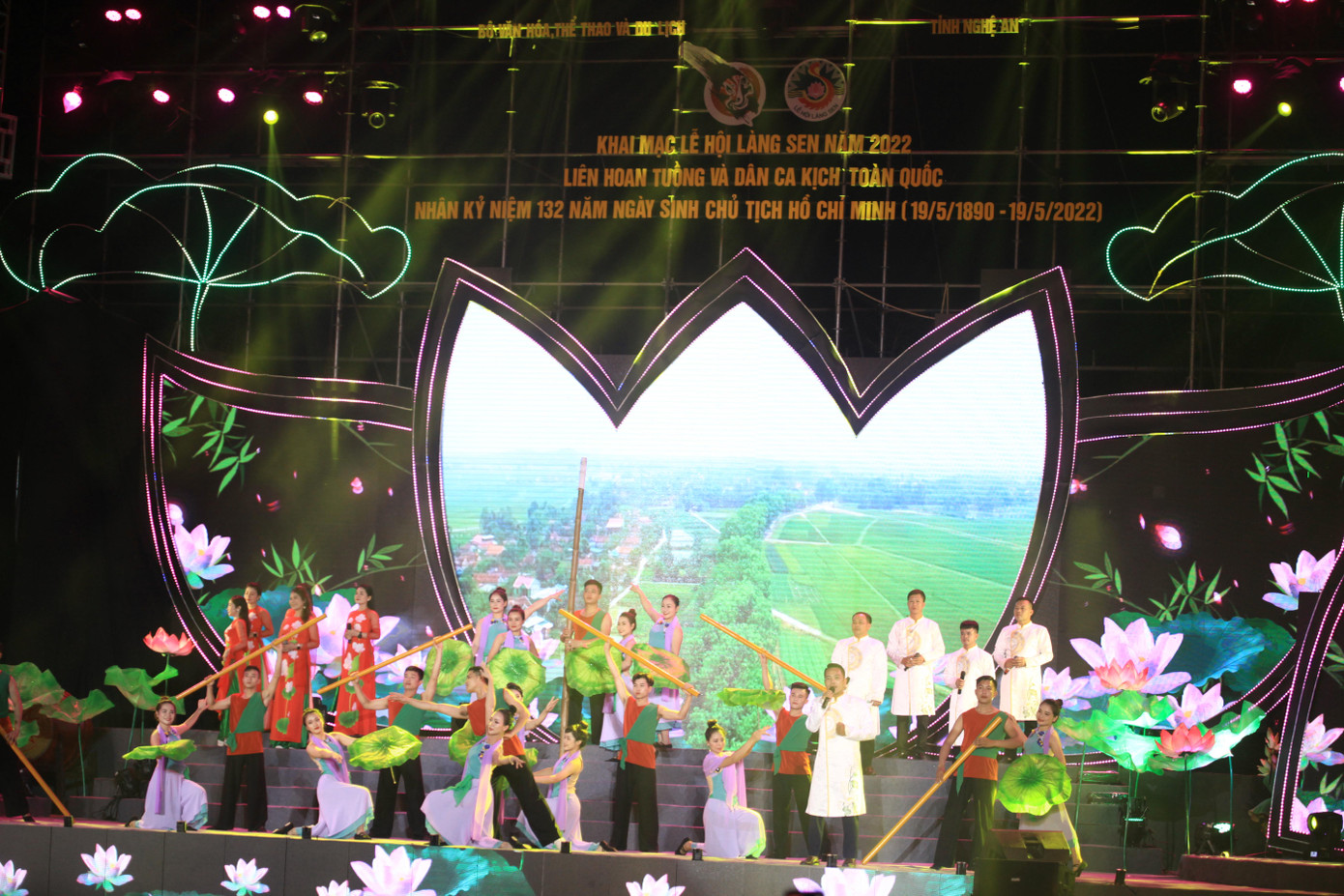 Trong khuôn khổ Lễ hội năm nay, Liên hoan Tuồng và Dân ca kịch toàn quốc được Bộ Văn hóa – Thể thao và Du lịch chọn tổ chức tại Nghệ An. Đây là dịp thi tài của 250 nghệ sĩ, diễn viên đến từ 11 đơn vị với 16 vở diễn; là dịp các nghệ sỹ, diễn viên, đạo diễn, nhạc sỹ, họa sỹ, biên đạo múa thể hiện tài năng, nhiệt huyết nghệ thuật.