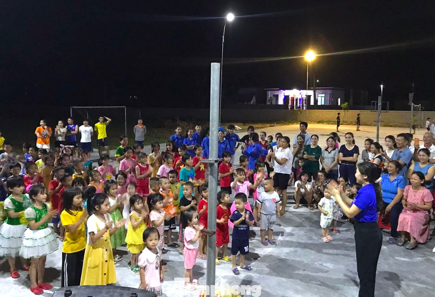 Ở các xã của huyện Yên Thành (Nghệ An), mỗi dịp hè các em nhỏ lại được những anh chị đoàn viên thanh niên trong xã tụ họp để sinh hoạt hè.