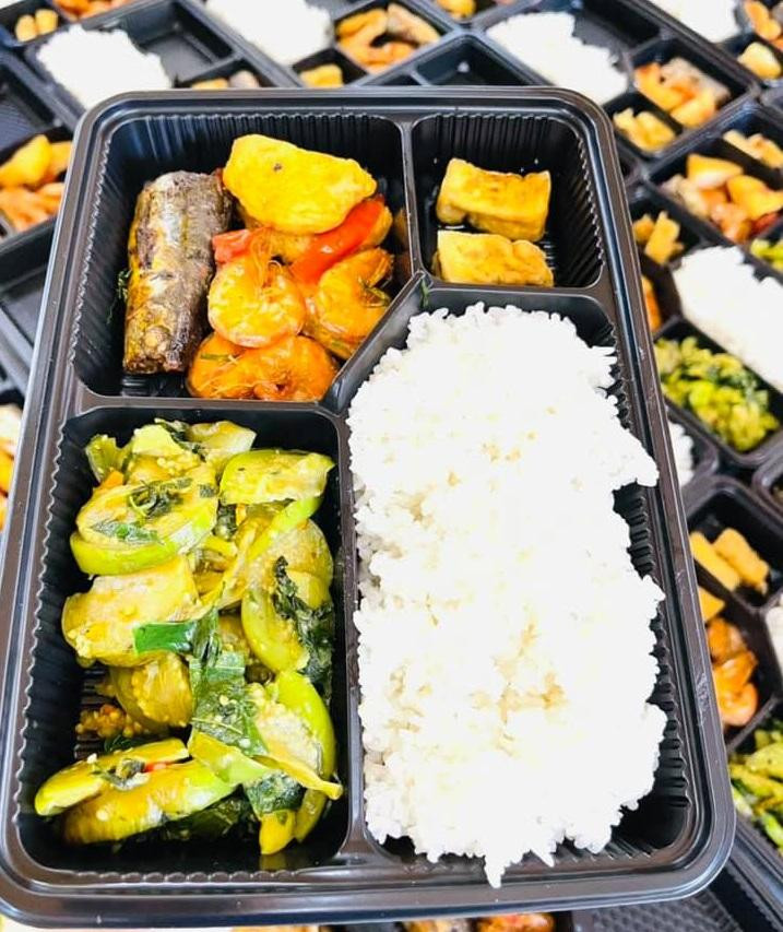 Mỗi bữa ăn, cán bộ, chiến sỹ, thanh niên tình nguyện sẽ thay đổi các món khác nhau. Mỗi bữa ăn, cán bộ, chiến sỹ, thanh niên tình nguyện sẽ thay đổi các món khác nhau.