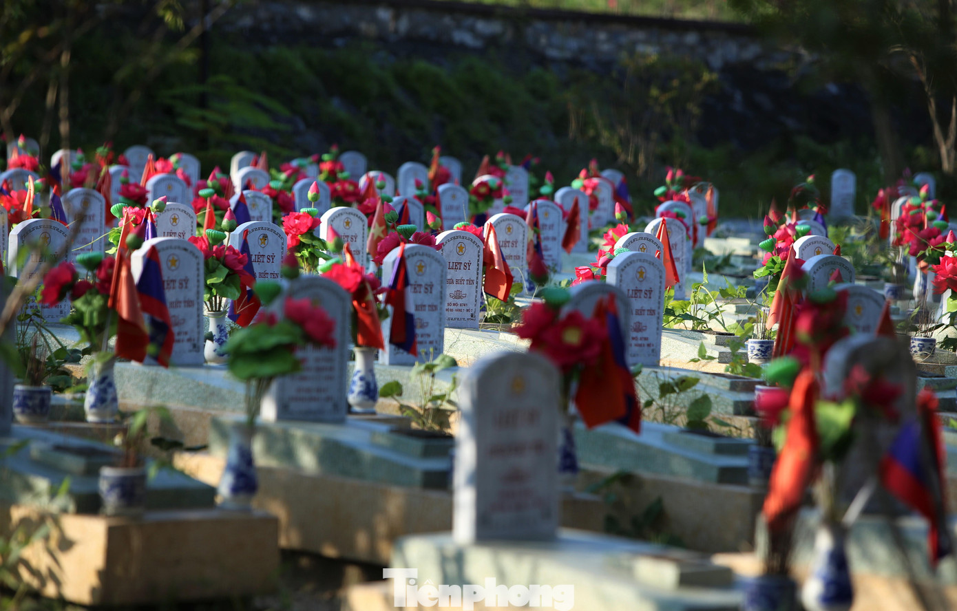 Từ khi xây dựng cho đến nay, nghĩa trang đã tiếp nhận và chăm sóc hơn 11.000 hài cốt liệt sĩ quân tình nguyện Việt Nam hy sinh trên chiến trường nước bạn Lào về đây an nghỉ. Tuy nhiên, rất nhiều phần mộ tại đây hiện vẫn chưa biết được tên tuổi, quê hương.