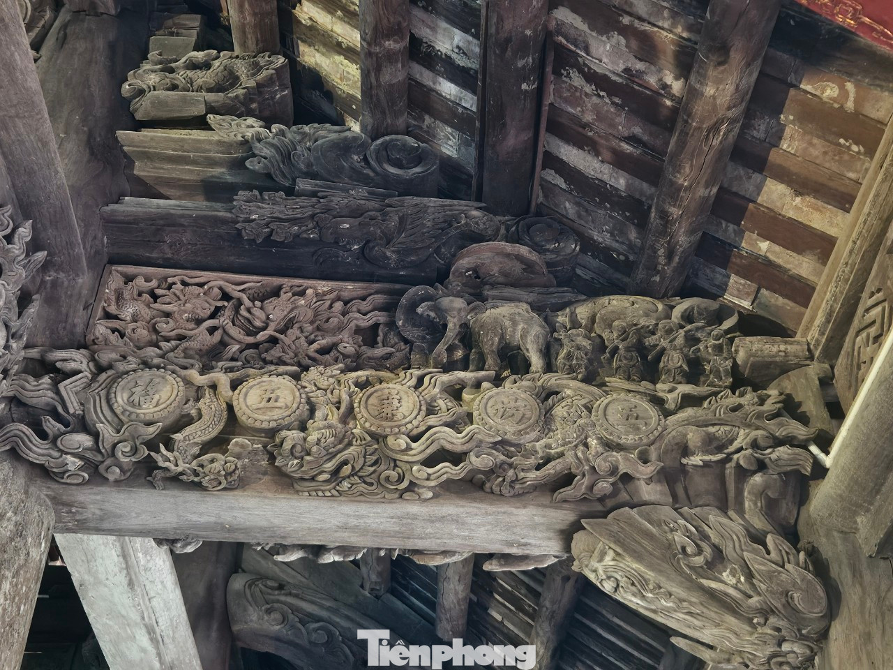 Bộ vì nách ở gian giữa chạm 5 chữ hán “Ngũ phương kiêm ngũ phúc”. Cốn phía trên khắc họa “Rồng ổ” với hình ảnh Rồng mẹ đang che chở cho đàn con, miệng nhe nanh, giơ 3 móng vuốt sắc nhọn bám lấy đôi râu lớn như tạo thế cho các Rồng con ở xung quanh bám vào. Đối xứng bên kia là bức chạm có 5 chữ Hán“Tứ giáp tế tứ duy” và cũng lấy hình tượng rồng làm đề tài chính. Bộ vì nách ở gian giữa chạm 5 chữ hán “Ngũ phương kiêm ngũ phúc”. Cốn phía trên khắc họa “Rồng ổ” với hình ảnh Rồng mẹ đang che chở cho đàn con, miệng nhe nanh, giơ 3 móng vuốt sắc nhọn bám lấy đôi râu lớn như tạo thế cho các Rồng con ở xung quanh bám vào. Đối xứng bên kia là bức chạm có 5 chữ Hán“Tứ giáp tế tứ duy” và cũng lấy hình tượng rồng làm đề tài chính.