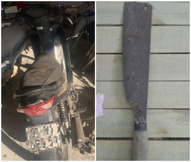 Tang vật công an thu giữ gồm 1 con dao gây án và chiếc xe máy. Tang vật công an thu giữ gồm 1 con dao gây án và chiếc xe máy.