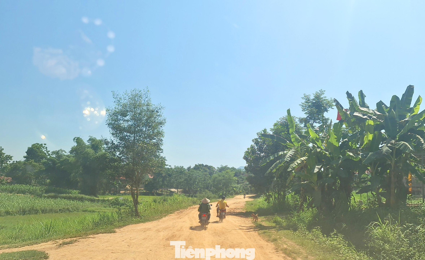 “Chúng tôi vẫn mong muốn có đủ vốn để hoàn thành tuyến đường, bởi không chỉ mục tiêu dự án mà cũng là sự mong mỏi của người dân 3 xã khó khăn nhất của huyện hiện nay”, ông Hiếu cho biết. “Chúng tôi vẫn mong muốn có đủ vốn để hoàn thành tuyến đường, bởi không chỉ mục tiêu dự án mà cũng là sự mong mỏi của người dân 3 xã khó khăn nhất của huyện hiện nay”, ông Hiếu cho biết.