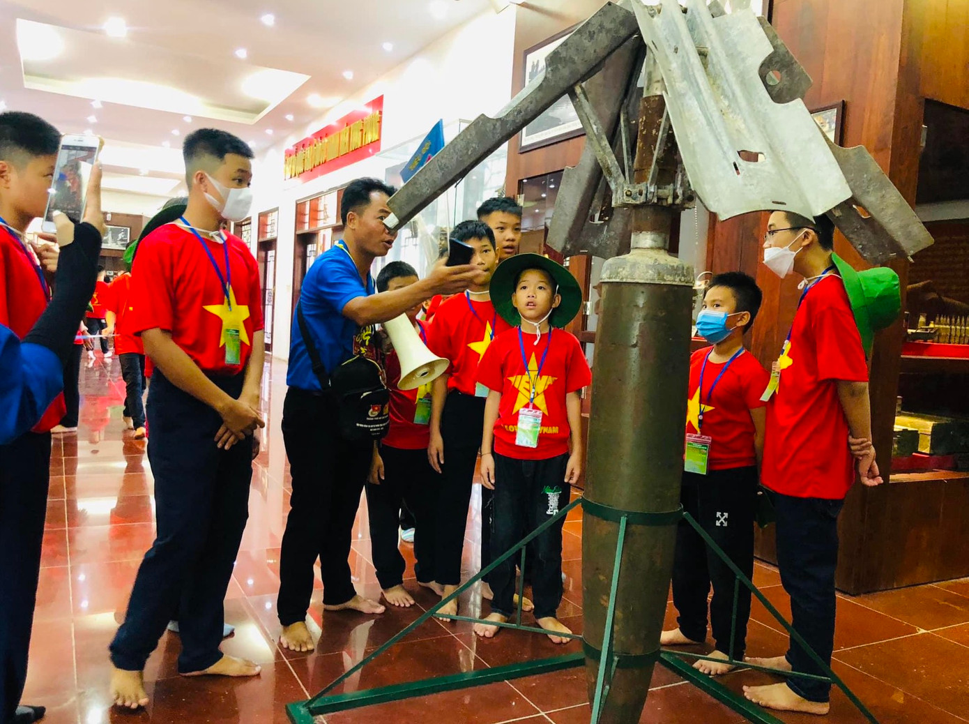 Các em sẽ được học chương trình tập trung rèn luyện các kỹ năng nổi bật như: kỹ năng giao tiếp, nói chuyện trước công chúng, kỹ năng phòng tránh cháy nổ, kỹ năng thoát hiểm, kỹ năng phòng tránh đuối nước; nâng cao các hoạt động nhóm, teambuilding, đẩy mạnh các hoạt động thực hành như kỹ năng làm bánh, pha chế đồ uống,...