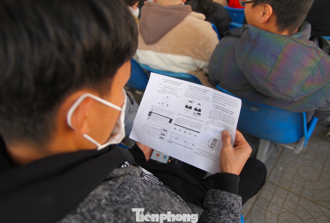 Ngoài việc hướng dẫn trực tiếp, bên trong và ngoài trụ sở Phòng Quản lý Xuất nhập cảnh có nhiều bảng biểu thông báo, nhiều tờ rơi hướng dẫn cụ thể từng bước để người dân có thể tự làm.