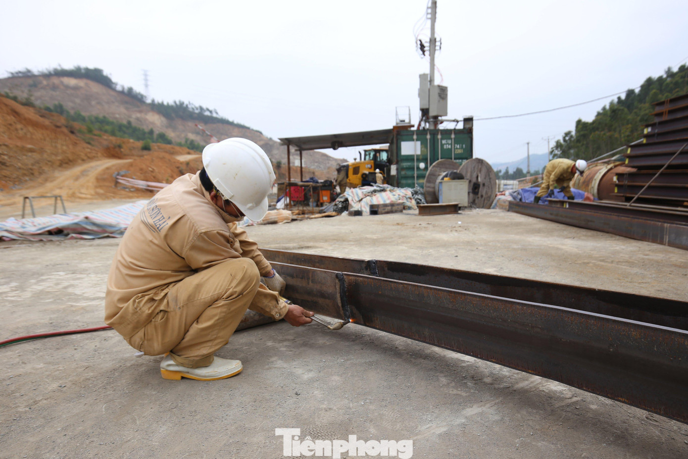 “Làm công nhân giao thông, việc ăn Tết trên công trường là chuyện bình thường”, kỹ sư Thăng nói và cho hay những ngày nghỉ Tết Nguyên đán Nhâm Dần vừa qua, công ty bố trí 20 kỹ sư, công nhân cùng rất nhiều xe, máy và thiết bị… vừa ăn Tết trên công trường vừa thi công.