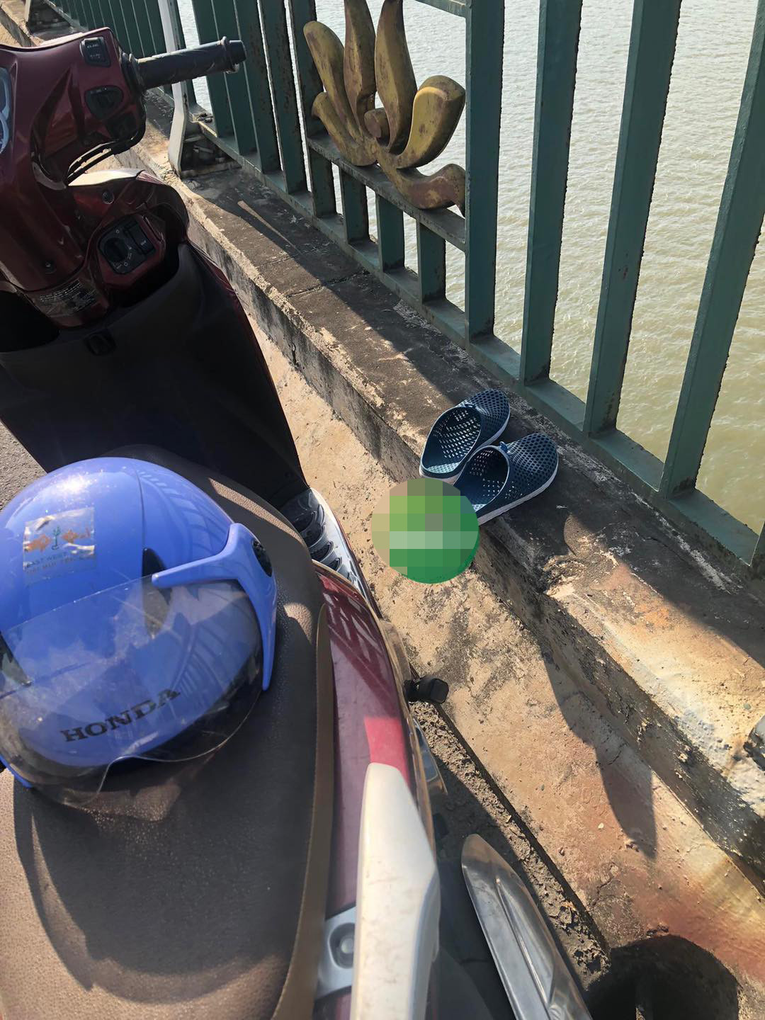 Chiếc xe máy, mũ bảo hiểm cùng đôi dép nạn nhân để lại trên cầu Bến Thủy 2. Chiếc xe máy, mũ bảo hiểm cùng đôi dép nạn nhân để lại trên cầu Bến Thủy 2.