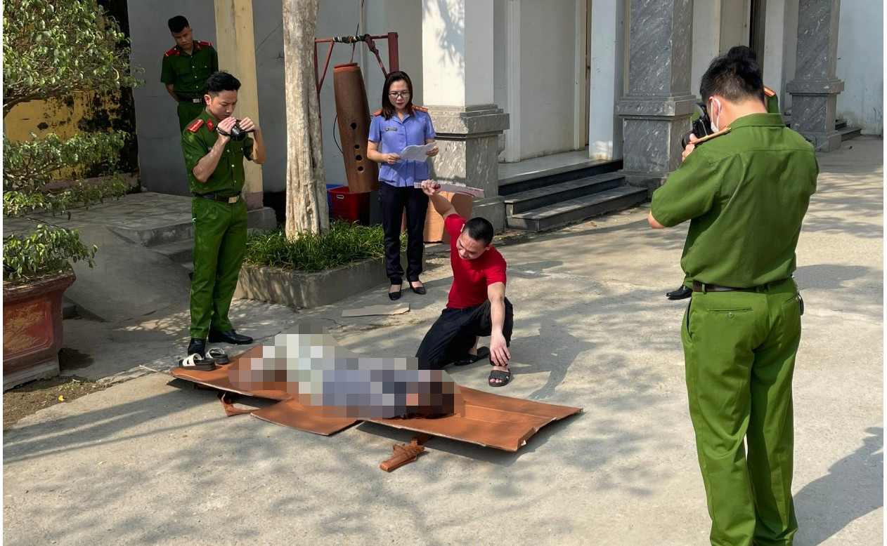 Cơ quan chức năng tiến hành thực nghiệm hiện trường vụ việc.