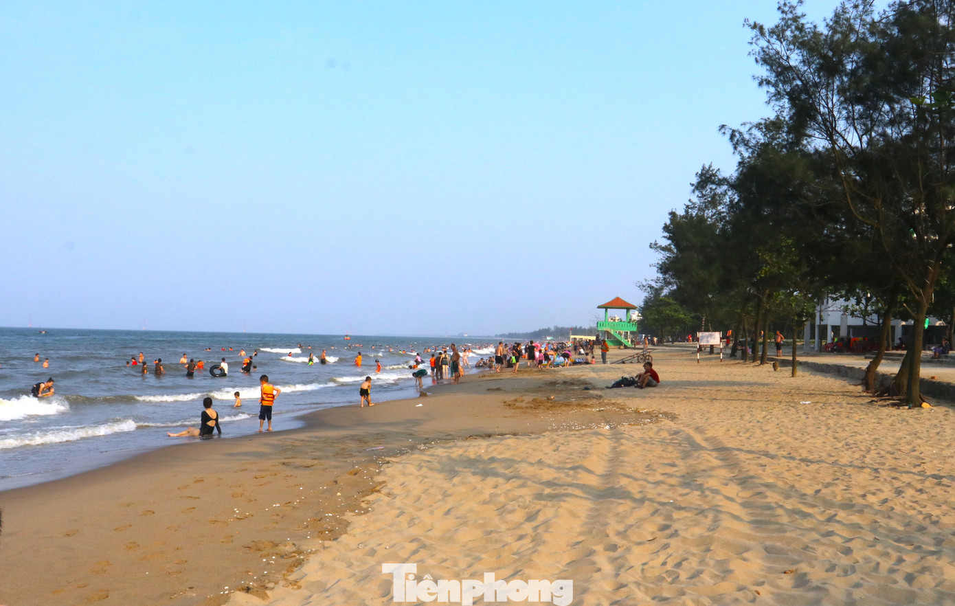 Sau khi tiến hành dẹp dãy quán hàng ăn ở dọc bãi biển, bãi tắm đã trở nên thông thoáng, không còn cảnh bán hàng rong bán trên bãi cát.