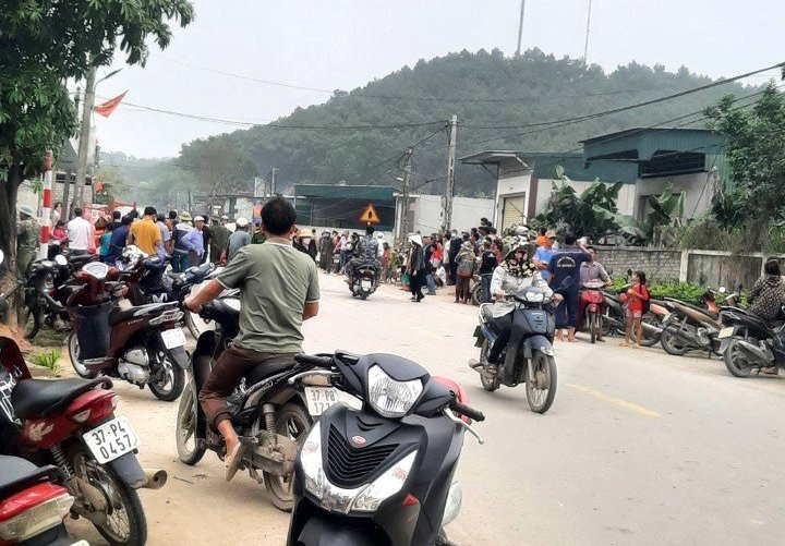 Người dân tập trung tại hiện trường theo dõi vụ việc. Người dân tập trung tại hiện trường theo dõi vụ việc.