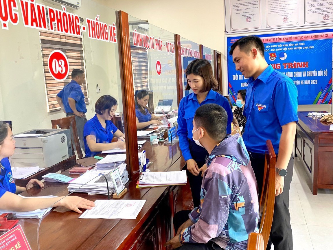 Với chủ đề công tác năm về chuyển đổi số, các cấp bộ Đoàn, Hội đã tiên phong, đi đầu trong tham gia chuyển đổi số; hỗ trợ người dân khi đến làm thủ tục tại các cơ quan, trung tâm hành chính một cách nhanh nhất, hiệu quả nhất.