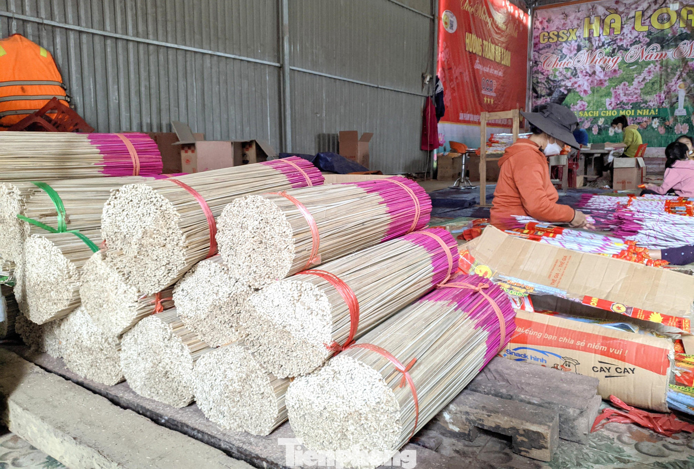 Tre nứa sau khi được chẻ nhỏ, vót đều thì đem ngâm nước vài tháng rồi vớt lên phơi khô trước khi quấn thành que hương thành phẩm. Nhờ quá trình ngâm nước, tẩy rửa mà hương cháy đượm, tàn hương không bị rụng mà uốn thành hình xoắn cong.