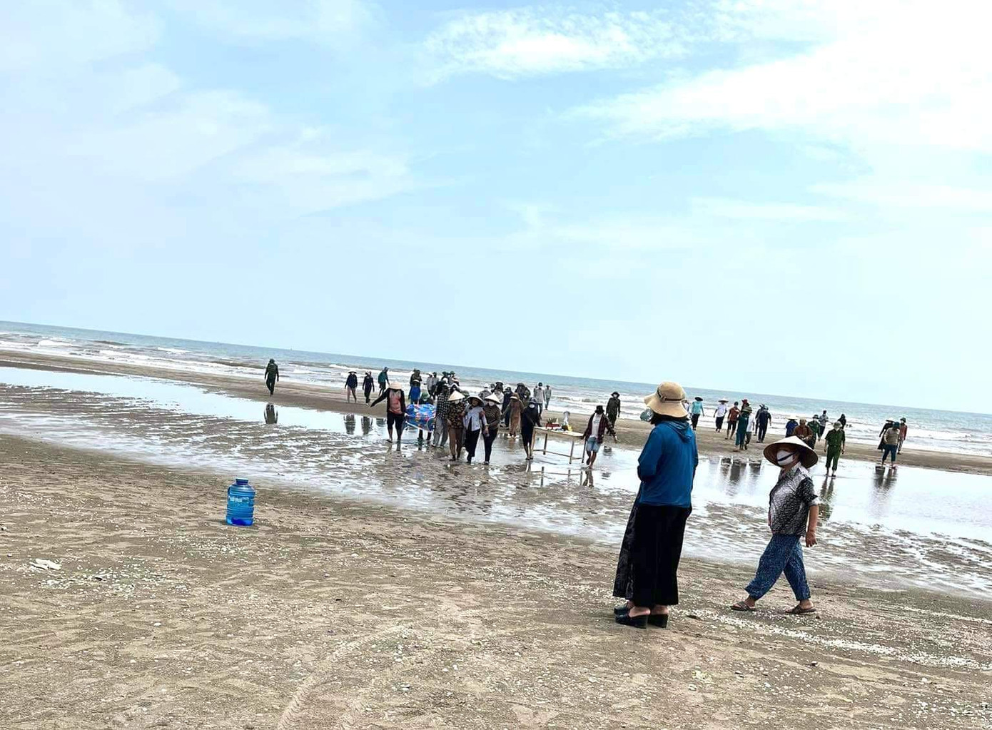 Rất đông người dân theo dõi đến chia buồn với gia đình nạn nhân. Rất đông người dân theo dõi đến chia buồn với gia đình nạn nhân.