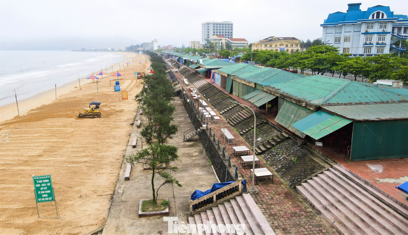 Tuy nhiên, dọc bãi biển Thiên Cầm vẫn tồn tại hàng chục ki-ốt chắn biển chưa được di dời. Các ki-ốt được lớp mái tạm bợ, dây và cột bóng đèn như mạng nhện khiến nơi đây trở nên nhếch nhác.