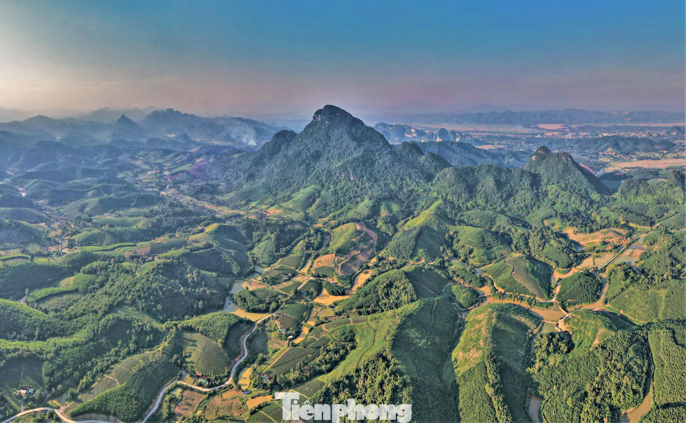 Người dân địa phương nói rằng, đỉnh Kim Nhan nhọn đẹp, cao ngất trời, trông như một búp măng, mà xung quanh bao bọc bởi các núi nhỏ lại giống như một đóa hoa sen. Đứng trên đỉnh có thể nhìn thấy thành phố Vinh.