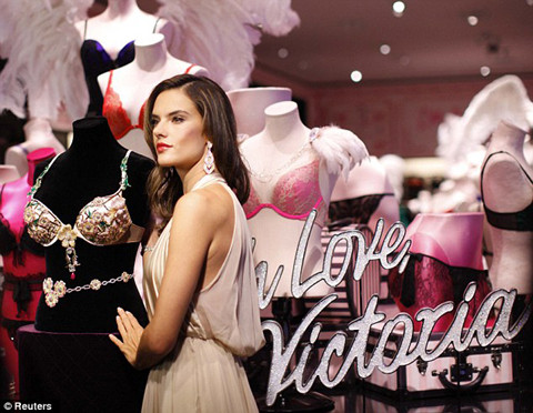 Alessandra hào hứng tạo dáng bên mẫu áo tắm đắt đỏ mà cô là gương mặt quảng cáo. Alessandra hào hứng tạo dáng bên mẫu áo tắm đắt đỏ mà cô là gương mặt quảng cáo