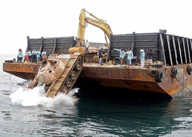 Xe tăng cũ được đẩy xuống vịnh Thái Lan 