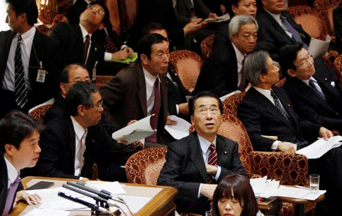 Thủ tướng Nhật Bản Naoto Kan đầy căng thẳng khi tham dự cuộc họp ủy ban tại Thượng nghị viện ở Tokyo. Ảnh: Reuters