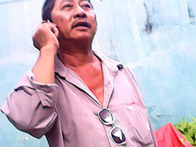 Ông Sáu đang gọi điện thoại tìm “mối” cho con mới sinh. Ông Sáu đang gọi điện thoại tìm “mối” cho con mới sinh