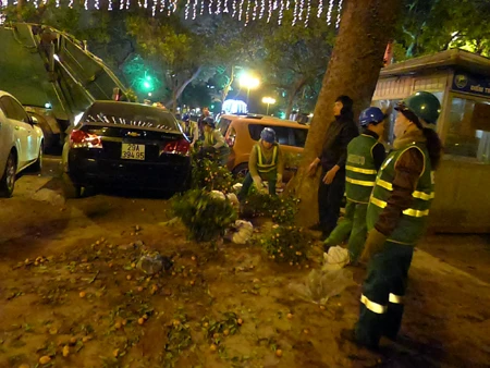 Nhũng người công nhân mệt nhoài khi thu dọn 