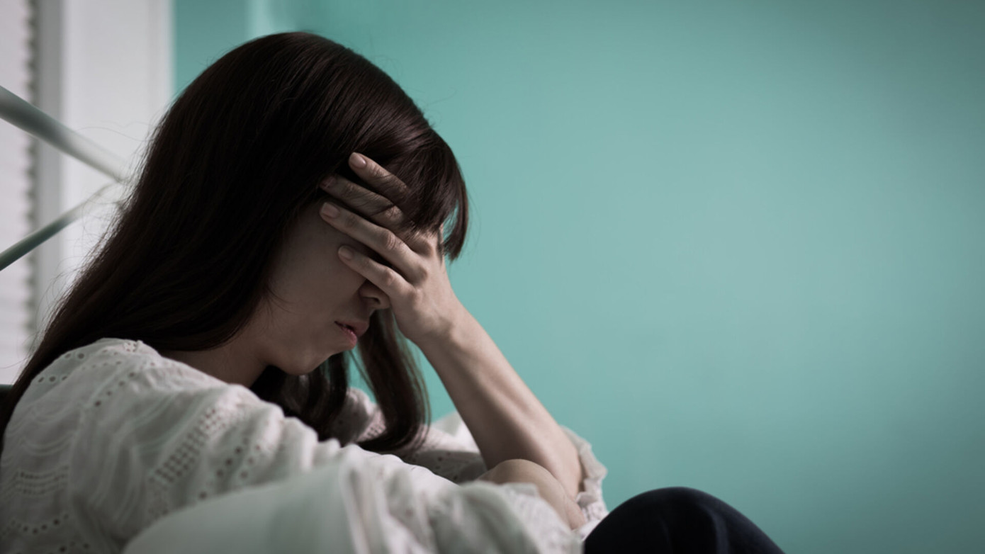 Người đẹp trầm cảm và cuồng loạn vì thời gian dài không được thoả mãn nhu cầu thầm kín.