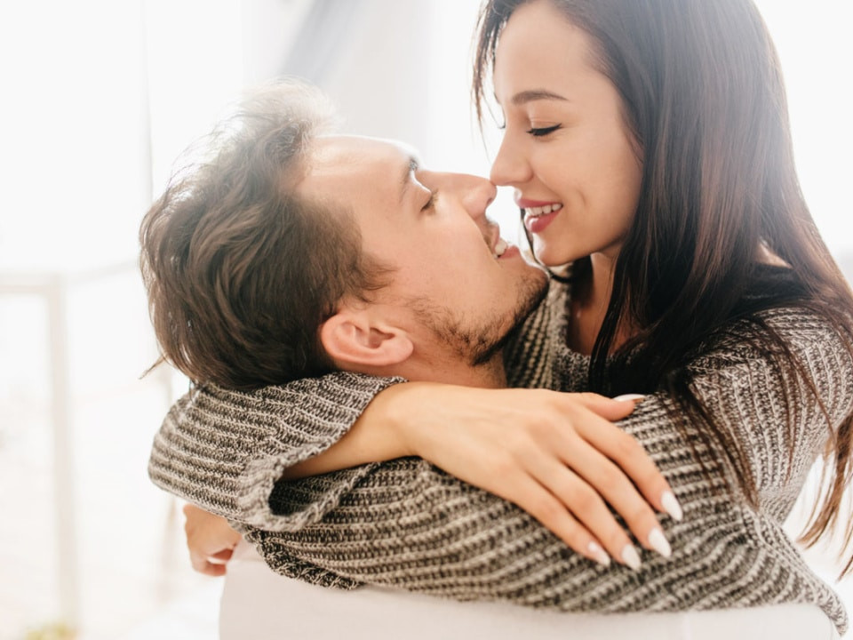 Nhìn vào mắt bạn, chàng cảm thấy tự tin và hưng phấn hơn. Nhìn vào mắt bạn, chàng cảm thấy tự tin và hưng phấn hơn.