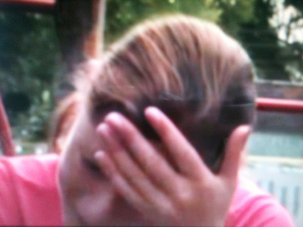 “Có lẽ tôi nên chết đi hơn là phải sống như thế này” - Cô gái trong phim tài liệu “Giá của tình dục”