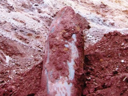 Quả bom vẫn còn nguyên kíp nổ và đang chờ lực lượng công binh đến xử lý