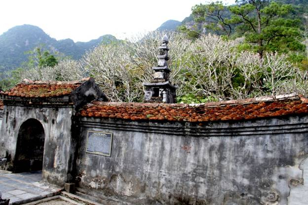 Nơi đây đặt một phần xá lỵ Phật hoàng Trần Nhân Tông và phía trong tháp đặt tượng Phật hoàng