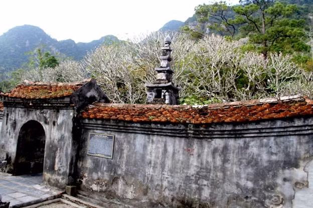 Nơi đây đặt một phần xá lỵ Phật hoàng Trần Nhân Tông và phía trong tháp đặt tượng Phật hoàng