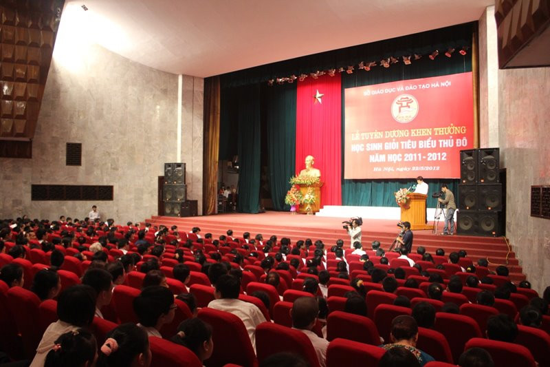 Trong khi Giám đốc Sở đang đọc diễn văn 